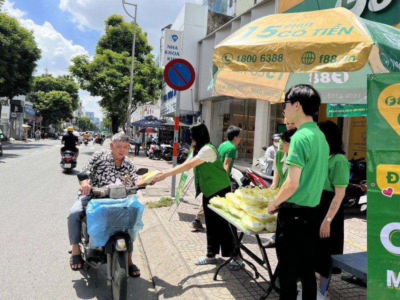 Của cho không bằng cách cho tại một phòng giao dịch ở Thành Phố Hồ Chí Minh