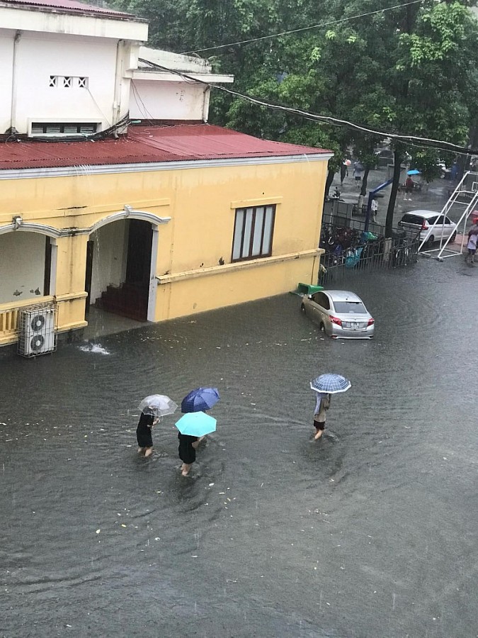 Hai trận mưa “như trút” xuống Hà Nội, nhiều nơi ngập úng, giao thông tê liệt