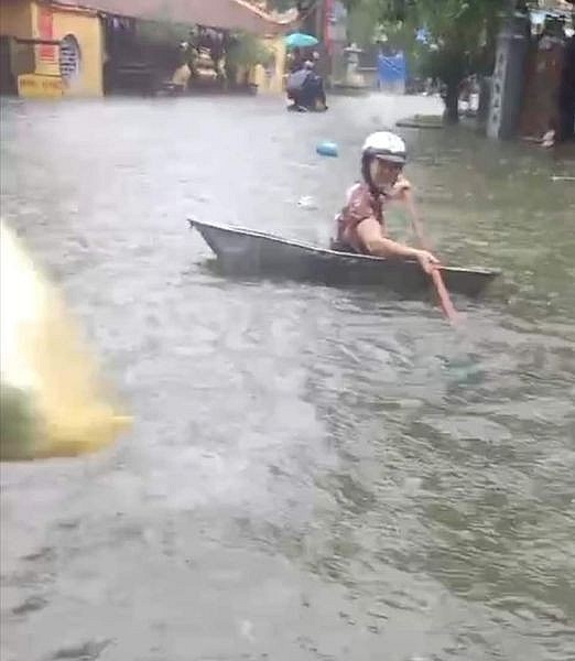 Hai trận mưa “như trút” xuống Hà Nội, nhiều nơi ngập úng, giao thông tê liệt