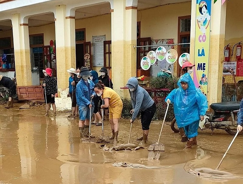 Nghệ An: Huy động cả bản tìm kiếm người đàn ông mất tích, gần 1.900 ngôi nhà bị ngập