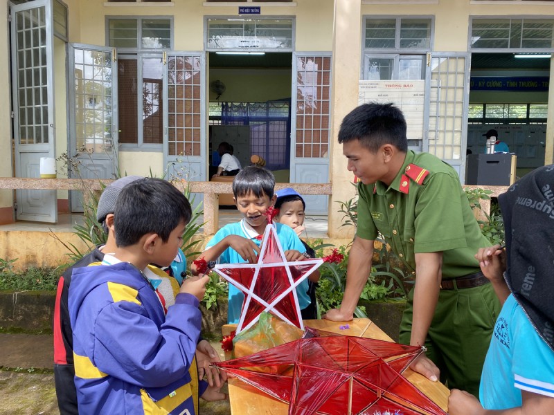 Đắk Lắk: Trao học bổng và tặng quà Trung thu cho trẻ em dân tộc thiểu số, học sinh nghèo vượt khó