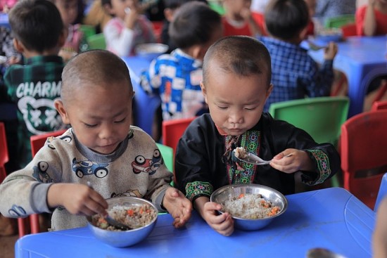 generali viet nam mang bep am den voi tre em dien bien va hanh trinh sat canh cung tre em viet nam