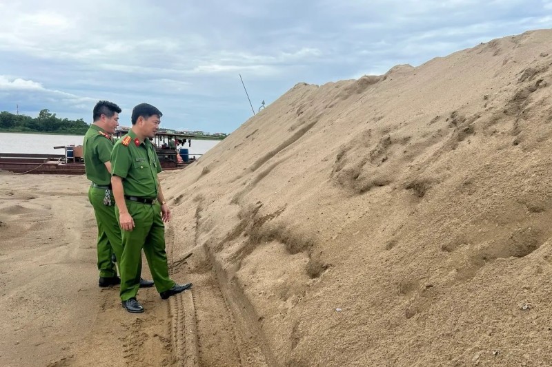 Phát hiện hàng trăm m3 cát lậu và bắt giữ hàng trăm nghìn lít xăng dầu