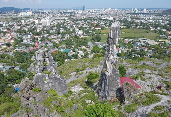 Cận cảnh Hòn Vọng Phu ở Thanh Hóa có thể đổ sập bất cứ lúc nào - Ảnh 13. Cận cảnh Hòn Vọng Phu ở Thanh Hóa có thể đổ sập bất cứ lúc nào - Ảnh 13.