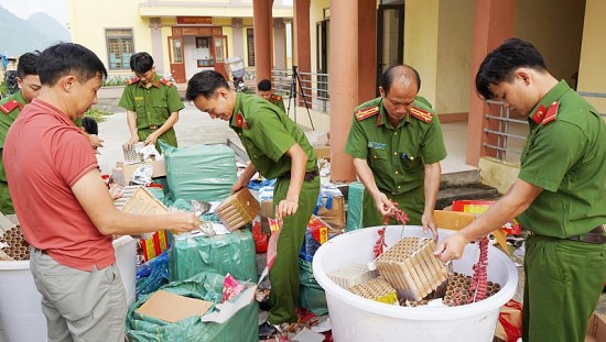 Bắt sà lan khai thác cát trái phép; tiêu hủy 522kg pháo nổ; Xi măng Phú Thọ bị cưỡng chế thuế