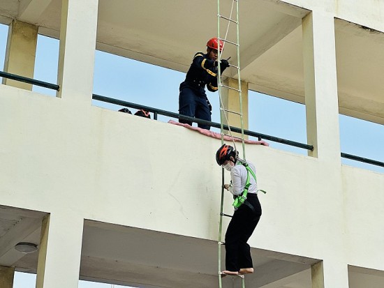 Quảng Ninh: Thực hành kỹ năng phòng cháy, chữa cháy cho người dân và sinh viên