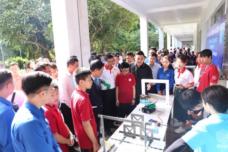 Các đại biểu tham quan gian hàng tại Ngày hội STEM Quốc gia 2023