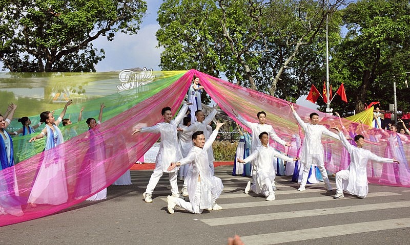 “Mãn nhãn” với Carnaval Thu Hà Nội rực rỡ sắc màu