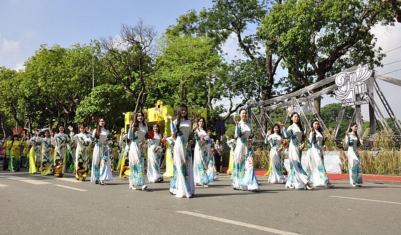 “Mãn nhãn” với Carnaval Thu Hà Nội rực rỡ sắc màu