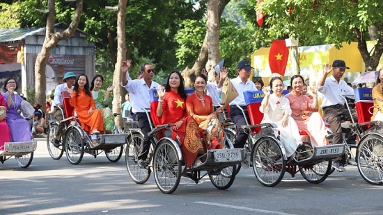 “Mãn nhãn” với Carnaval Thu Hà Nội rực rỡ sắc màu