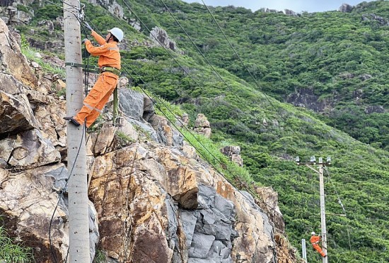 Kéo lưới điện từ tỉnh Sóc Trăng ra Côn Đảo