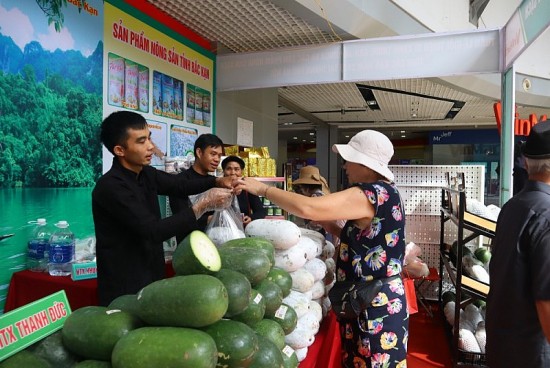 dua san pham cua dong bao dan toc thieu so va mien nui vao he thong phan phoi con gap kho