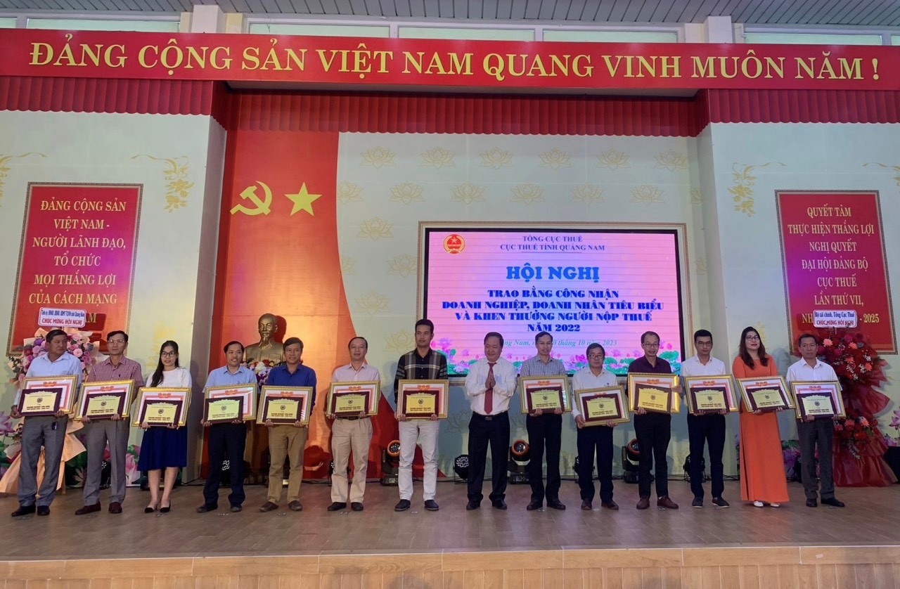 Ông Nguyễn Hồng Quang – Phó Chủ tịch UBND tỉnh Quảng Nam trao tặng Danh hiệu Doanh nghiệp tiêu biểu tỉnh Quảng Nam lần thứ VI – 2022 Ông Cao Huy Bảo - Tổng Giám đốc AVC (thứ 4 từ phải qua), đại diện Lãnh đạo Công ty nhận Danh hiệu Doanh nghiệp tiêu biểu tỉnh Quảng Nam lần thứ VI – 2022 