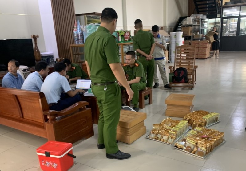 Lực lượng liên ngành làm việc với chủ cơ sở về số hàng hóa là bánh trung thu do cơ sở sản xuất, bán ra thị trường. Ảnh: Công an Hải Dương