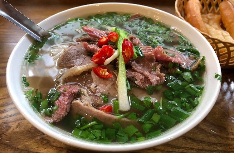 Phở bò Phú Xuân - một trong những quán chở bò gia truyền lâu đời của Hà Nội.