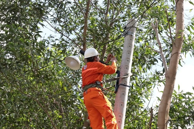 Tuổi trẻ Thủy điện An Khê - Ka Nak “Thắp sáng đường quê” làng Xà Tang