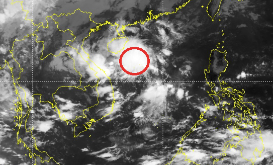 Biển Đông xuất hiện vùng áp thấp gây mưa dông, sóng lớn