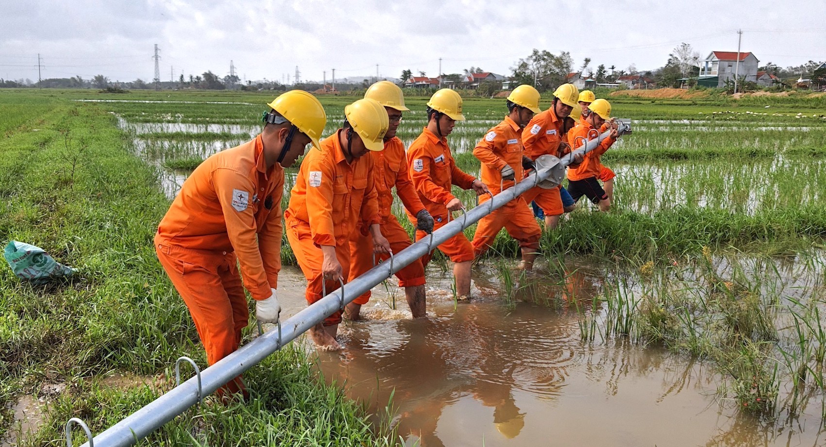 Dự báo sau ngày 17/10, mưa lớn ở miền Trung còn kéo dài và diễn biến phức tạp, cảnh báo cấp độ rủi ro thiên tai do mưa lớn, lốc, sét.