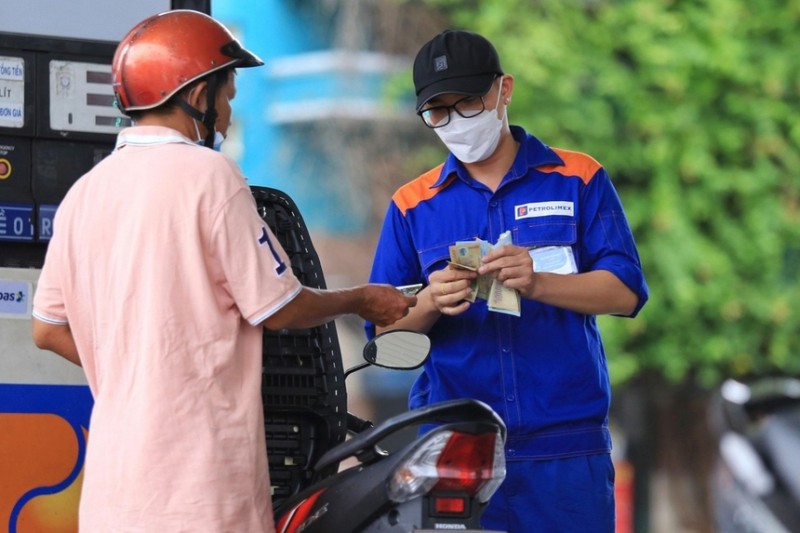 Giảm thuế bảo vệ môi trường để kìm hãm đà tăng giá xăng dầu trong nước