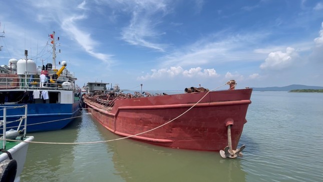 Bản tin Chống buôn lậu 14/10: Tạm giữ tàu chở cát lậu; Bắt giữ vụ vận chuyển trái phép tiền tệ