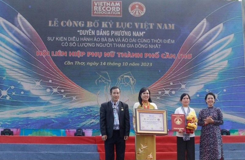 Bạn đọc quan tâm 24h: Kỷ lục về diễu hành áo bà ba, áo dài; cặp du thuyền nghìn tỷ 6 sao