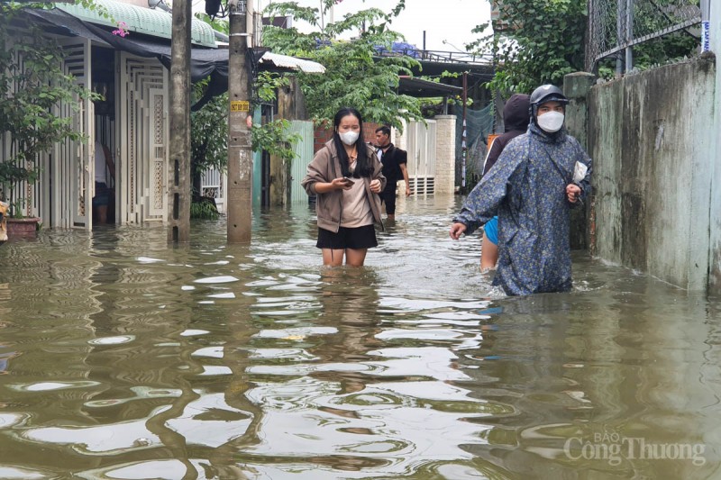 Đà Nẵng: Nhiều điểm còn ngập sâu, nước đến ngang người