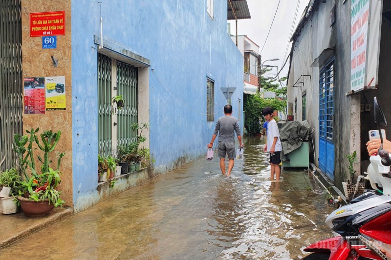 Đà Nẵng: Nhiều điểm còn ngập sâu, nước đến ngang người