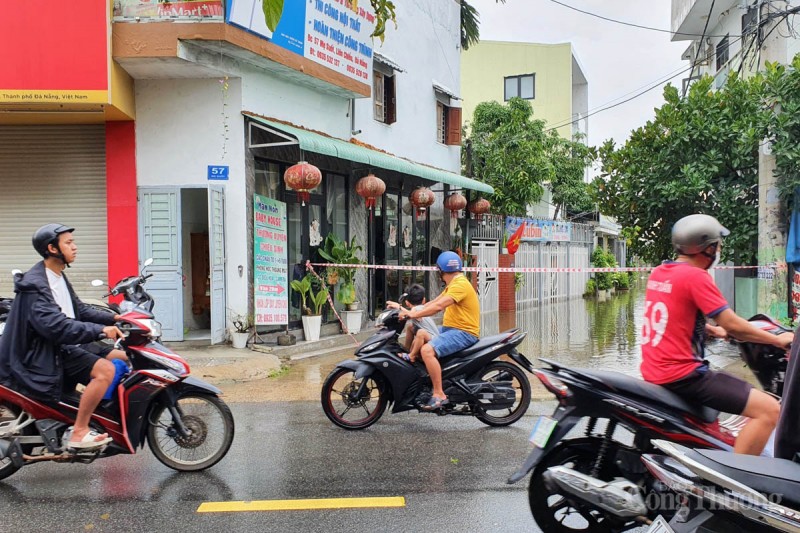 Đà Nẵng: Nhiều điểm còn ngập sâu, nước đến ngang người