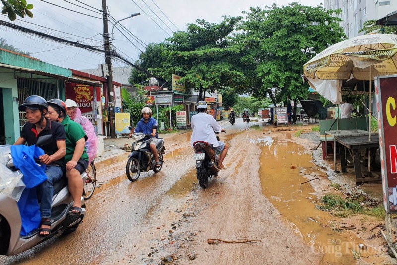 Đà Nẵng: Nhiều điểm còn ngập sâu, nước đến ngang người