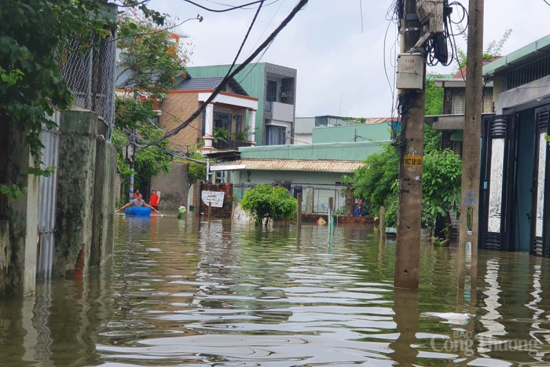 Đà Nẵng: Nhiều điểm còn ngập sâu, nước đến ngang người