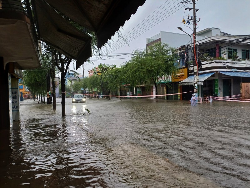 Quảng Nam: Mưa lớn gây ngập nhiều nơi, thành phố Tam Kỳ cho học sinh nghỉ học