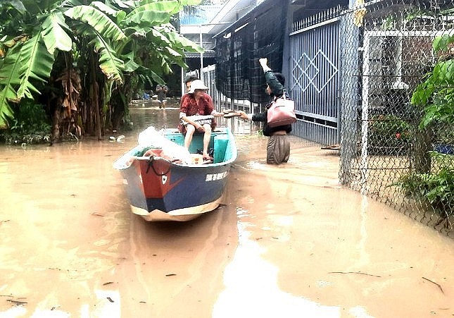 Người dân các tỉnh miền Trung lo phải sống chung với lũ nhiều ngày