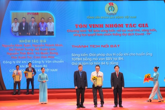 chung suc dong long dvk va kdn duoc khen thuong tai le ton vinh 1 trieu sang kien