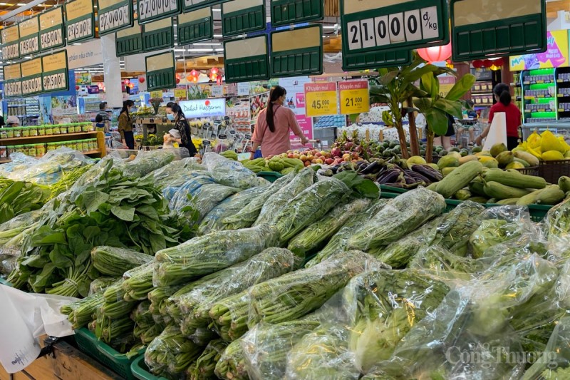 Đà Nẵng: Mưa lớn, làng rau chìm trong nước, giá rau xanh tăng