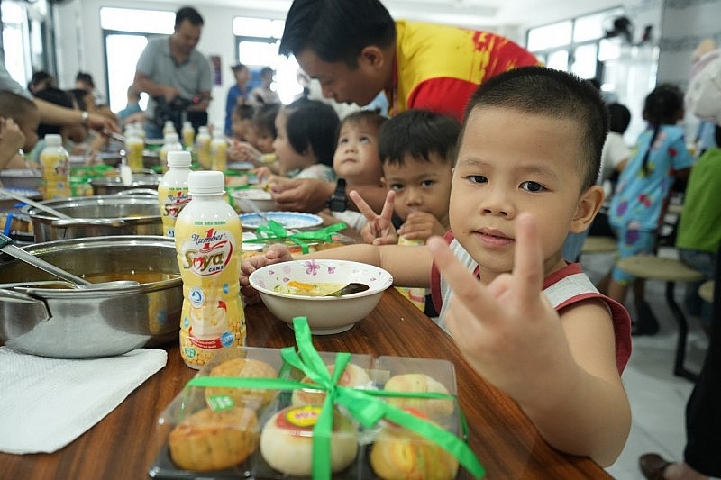 Tân Hiệp Phát hành trình “Nối trọn yêu thương – Nâng bước tới trường” cho học sinh đặc biệt khó khăn