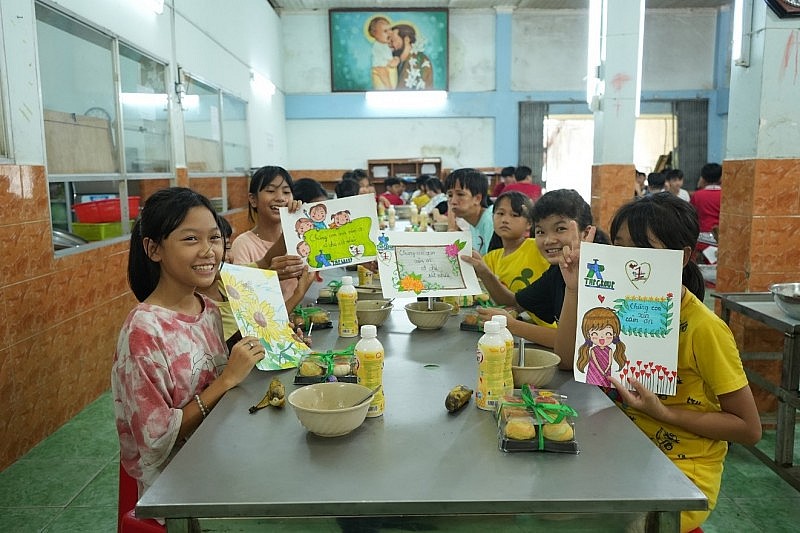 Tân Hiệp Phát hành trình “Nối trọn yêu thương – Nâng bước tới trường” cho học sinh đặc biệt khó khăn