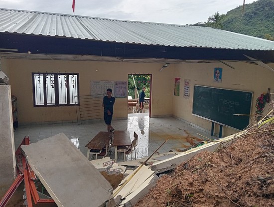 sat lo khien mot phong hoc o mien nui quang nam bi sap