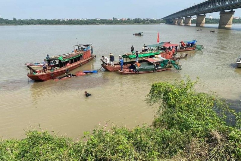 Sà lan va chạm với tàu cá trên sông Hồng, một người tử vong