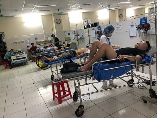 bo y te yeu cau tam dinh chi quan an nghi lam 5 nguoi nhap vien sau khi an lau