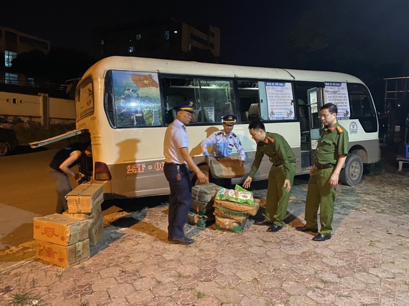 Lai Châu: Phát hiện 920kg xúc xích và chả cá đã chảy nước