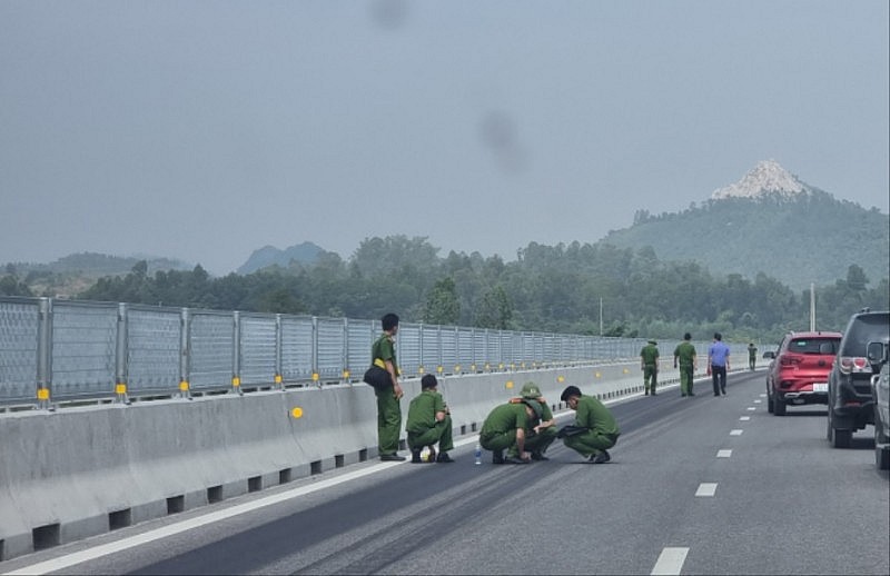 Công an Thanh Hóa điều tra, làm rõ vụ đường cao tốc nghi bị đổ hóa chất