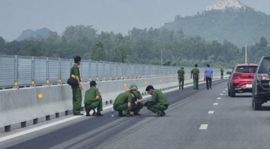 Công an Thanh Hóa điều tra, làm rõ vụ đường cao tốc nghi bị đổ hóa chất