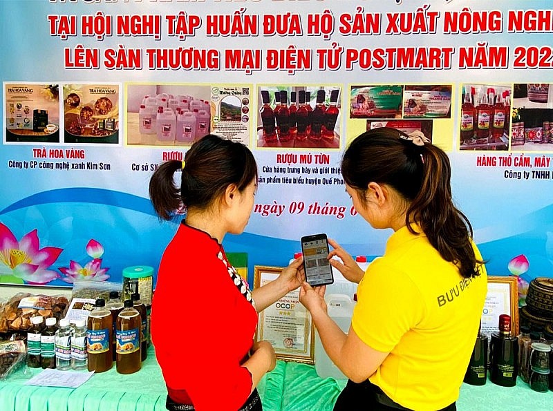 Người tiêu dùng truy xuất nguồn gốc sản phẩm qua ứng dụng điện thoại thông minh. Ảnh: Thanh Phúc - BaoNghean)