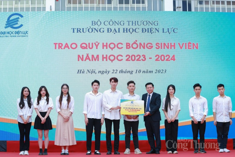 Đại học Điện lực: Khai giảng năm học mới và trao bằng tốt nghiệp cho hơn 700 học viên, sinh viên