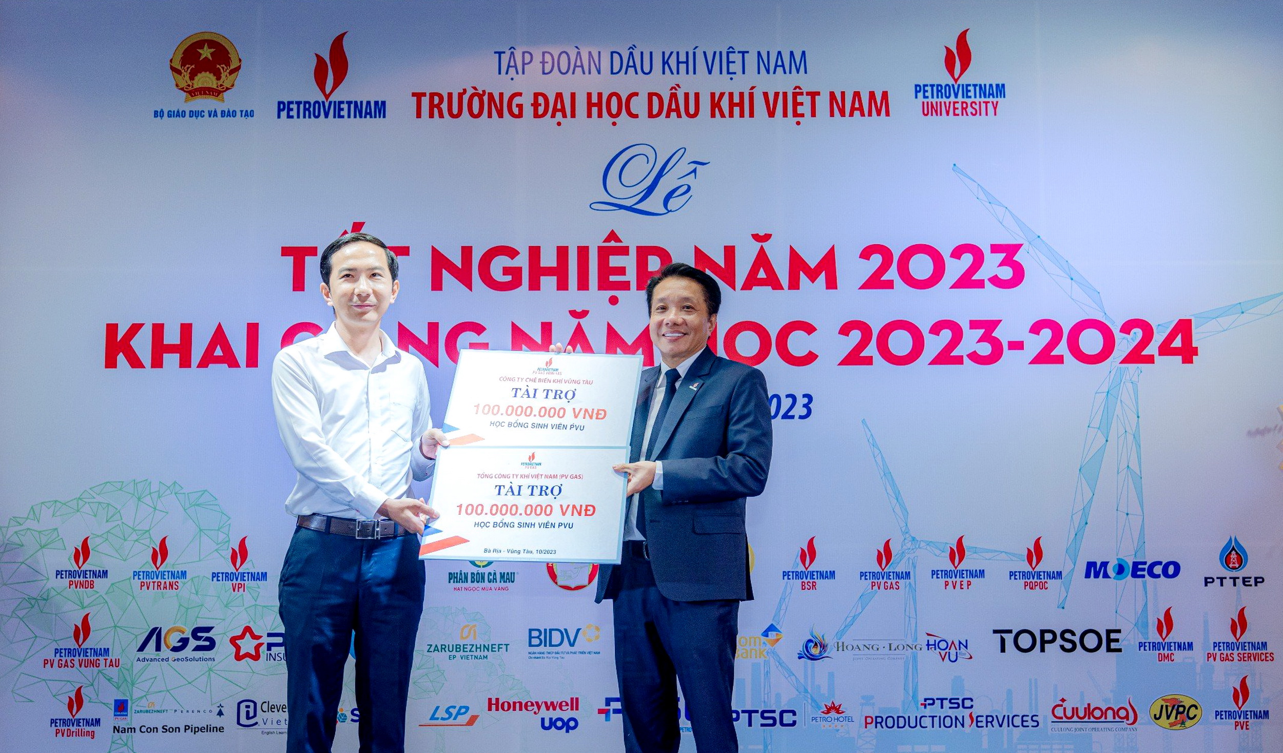 PV GAS tài trợ Quỹ "Phát triển sinh viên/Học bổng hỗ trợ sinh viên” của Trường Đại học Dầu khí Việt Nam