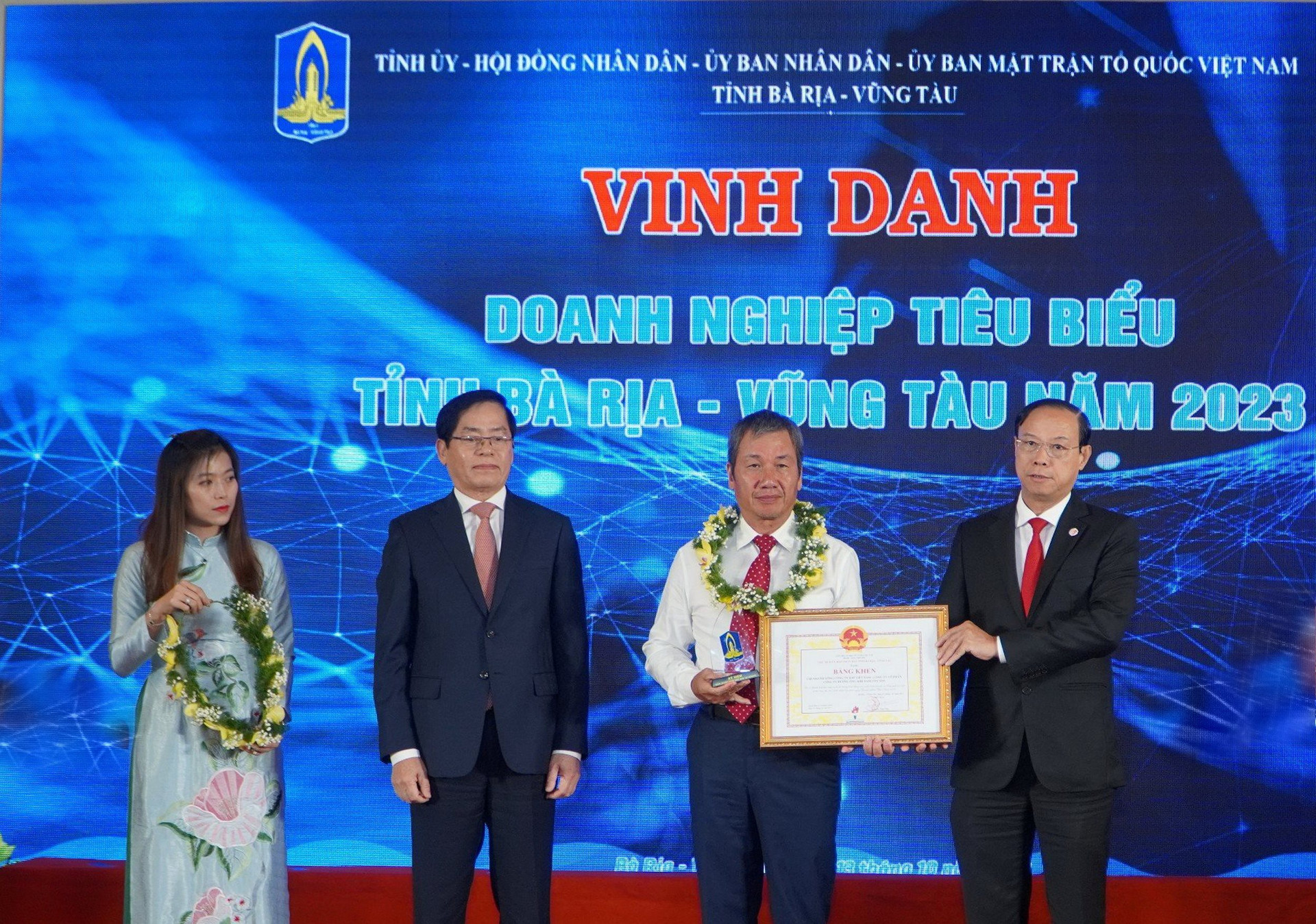 hinh-3.-ncsp-duoc-ubnd-tinh-br-vt-da-trao-bang-khen-cho-doanh-nghiep-doanh-nhan-tieu-bieu.jpg