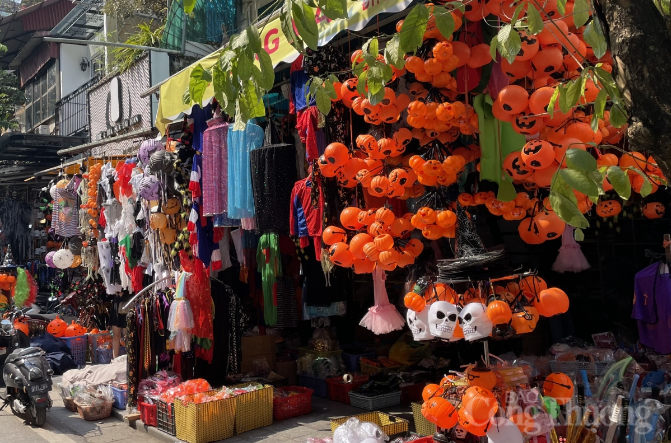 nhon nhip thi truong do hoa trang truoc ngay le halloween
