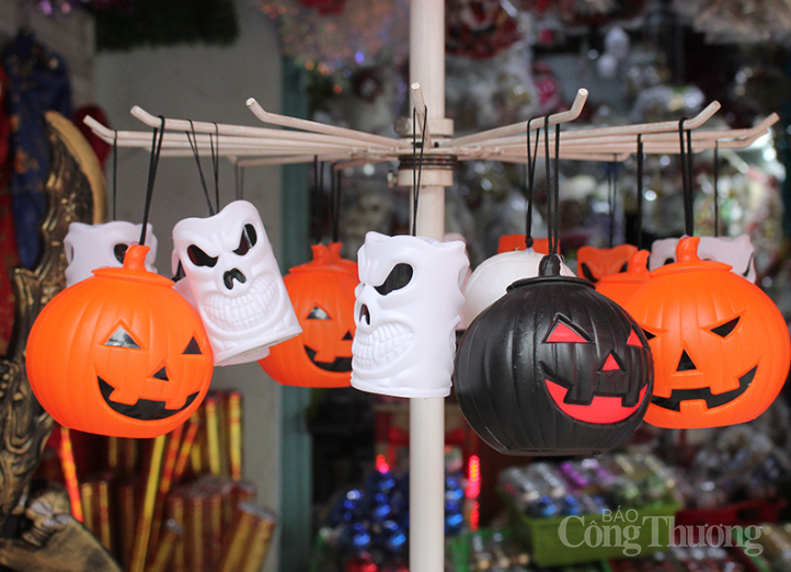 Nhộn nhịp thị trường đồ hóa trang trước ngày lễ Halloween