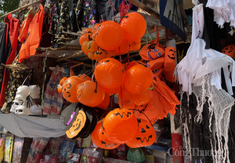 Nhộn nhịp thị trường đồ hóa trang trước ngày lễ Halloween