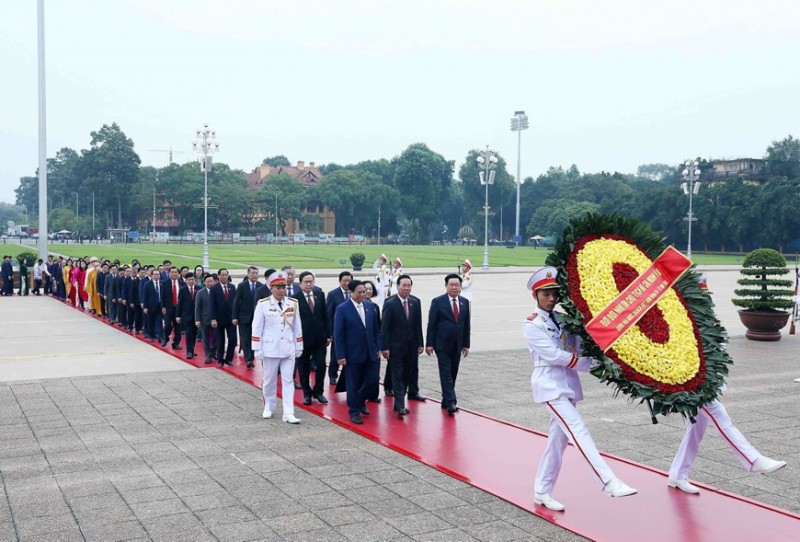 Đại biểu Quốc hội đặt vòng hoa và vào Lăng viếng Chủ tịch Hồ Chí Minh | Chính trị | Vietnam+ (VietnamPlus)